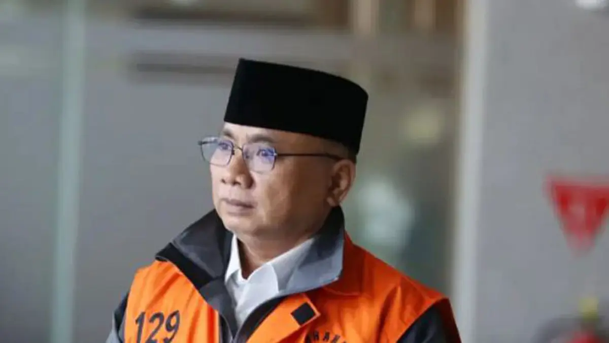 Yaqut Cholil Qoumas berjalan menuju mobil tahanan usai menjalani pemeriksaan di Gedung Merah Putih KPK, Jakarta beberapa waktu lalu. (Dery Ridwansah/ JawaPos.com)