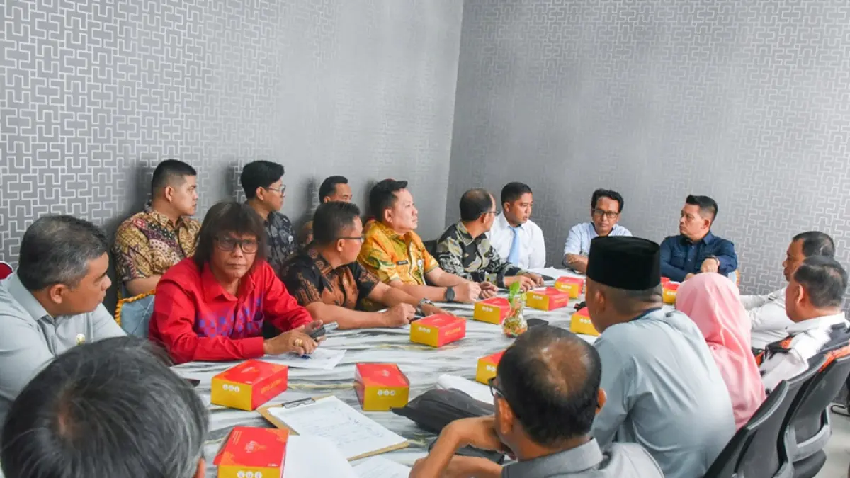 Pansus IV DPRD Bengkalis saat melakukan pertemuan dengan Disnaker Kota Batam, akhir pekan lalu. Pertemuan ini membahas penyelenggaraan Program Jaminan Sosial Ketenagakerjaan untuk dituangkan dalam Ranperda Penyelenggaraan Program Jaminan Sosial Ketenagakerjaan Bengkalis. (humas dprd bengkalis untuk riau pos)