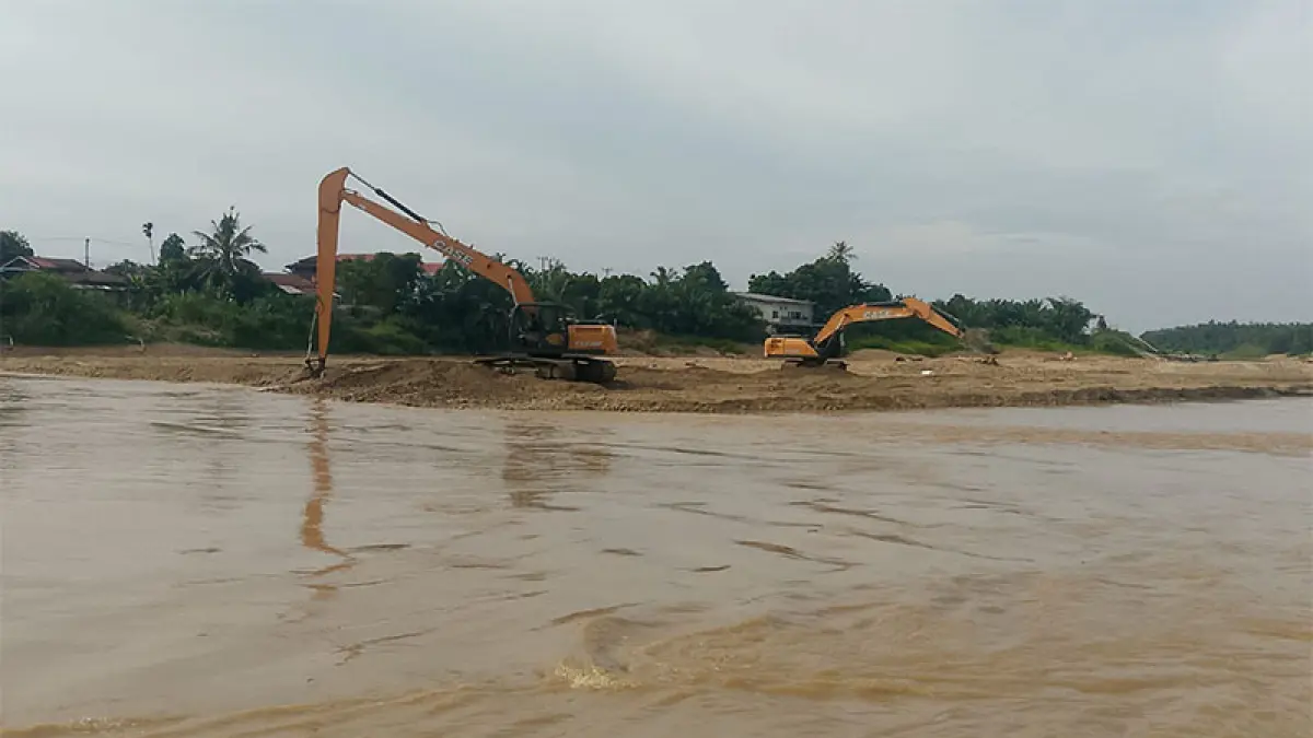 Alat berat dikerahkan untuk pengerukan Sungai Kuantan yang mengalami pendangkalan menjelang Pacu Jalur, Rabu (12/8/2026). Foto Desriandi Candra