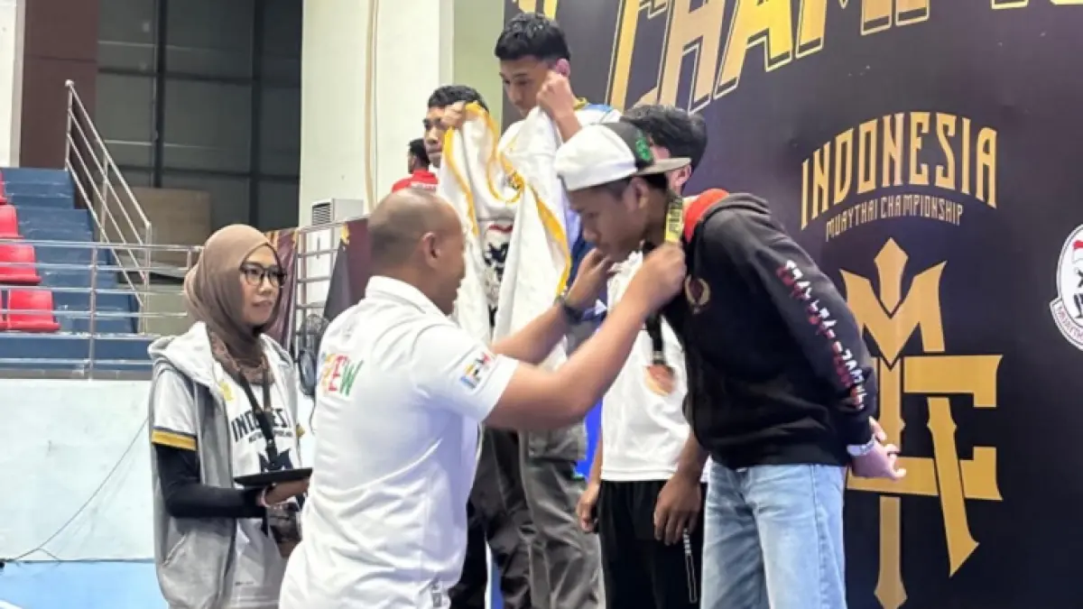 Atlet Muaythai asal Bengkalis Ananda Wahyu Wiraatmaja menerima medali dari Kejurnas Indonesia Muaythai Championship 2026 di Kota Bekasi, Jawa Barat, Senin (10/8/2026).