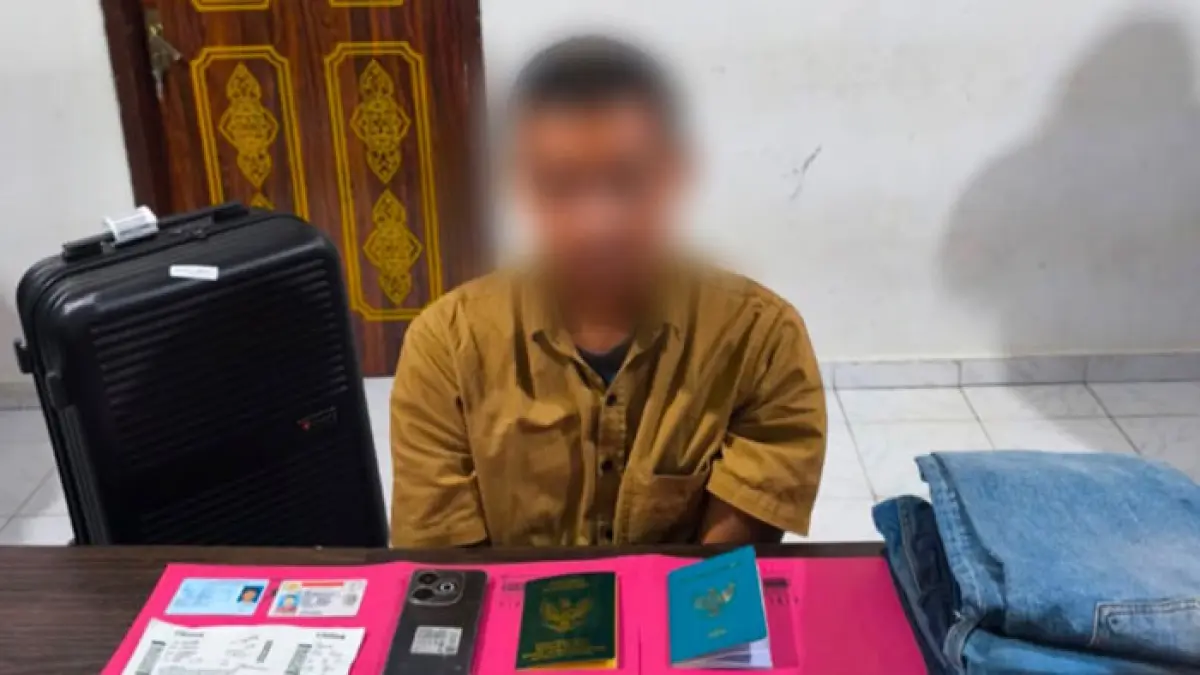 AY (36) yang diduga membawa lima bungkus narkotika jenis sabu di dalam koper saat berada di Bandara SSK II Pekanbaru. (Istimewa)