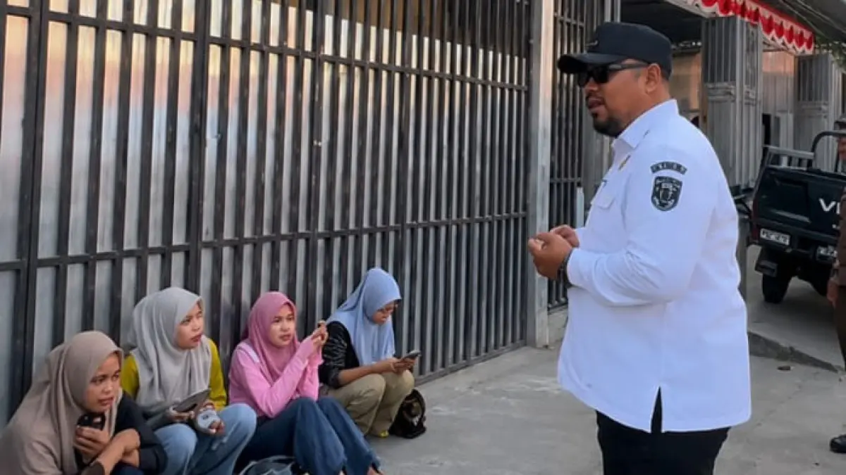 Camat Tembilahan Ari Syuria mengimbau warga untuk mengibarkan bendera merah putih menyambut HUT ke-81 Kemerdekaan RI, Rabu (12/8/2026). (Istimewa)