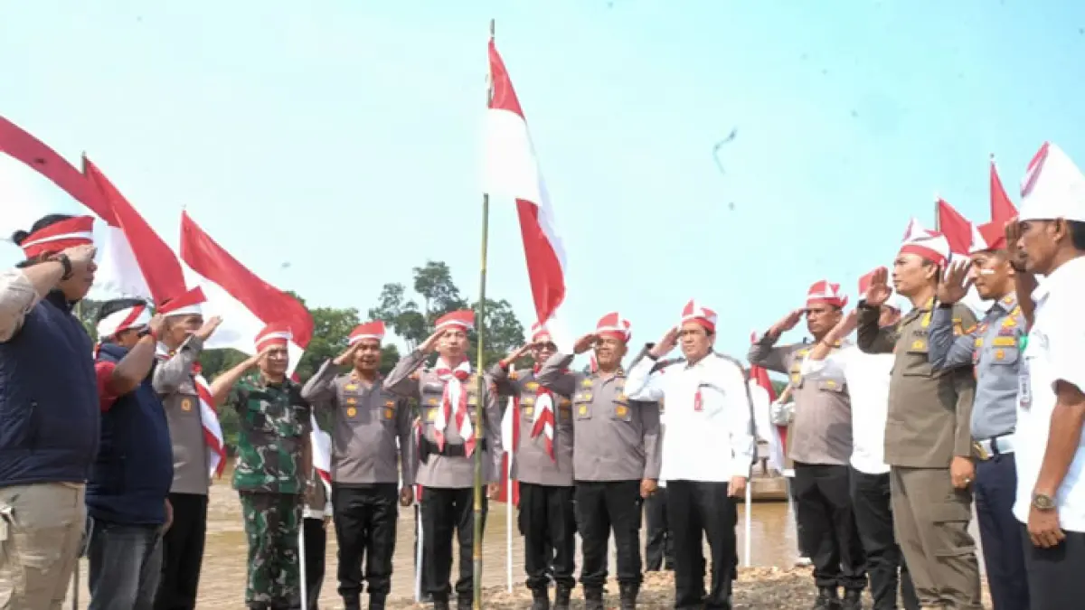 Direktur Samapta Polda Riau Kombes Pol Syahrial M Said bersama Staf Ahli Bupati Ahmad Herry memimpin rombongan Ekspedisi Merah Putih Polda Riau di Desa Pulau Bayur Kecamatan Cerenti, Rabu (12/8/2026). (Istimewa)