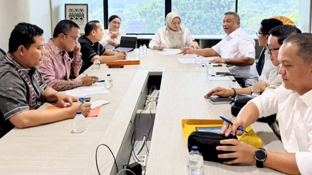 AUDIENSI: Bupati Rohul Anton bersama Bupati Padang Lawas Putra Mahkota Alam Hasibuan melakukan audiensi dengan Direktur Sistem dan Strategi Penyelenggaraan Jalan dan Jembatan Kementerian PU Erna Wijayanti, Selasa (11/8/2026).  Mereka mengusulkan peningkatan status Jalan Simpang Rantau Berangin-Pasirpengaraian-Padang Lawas. (Prokopim Setda Rohul untuk Riau Pos)
