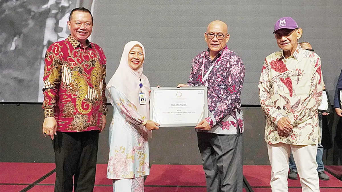 Kepala Cabang JNE Pekanbaru Hui Mandra saat menerima penghargaan Industry Marketing Champion 2026 untuk sektor logistik dalam ajang Indonesia Marketing Festival 2026 yang diselenggarakan oleh MarkPlus Inc di Pekanbaru, belum lama ini. (JNE PEKANBARU untuk Riau Pos)
