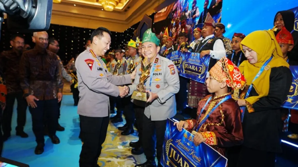 Kapolri Jenderal Pol Listyo Sigit Prabowo menyerahkan piala juara umum ketahanan pangan Polri kepada Kapolda Riau Irjen Pol Herry Heryawan. (Polda Riau)