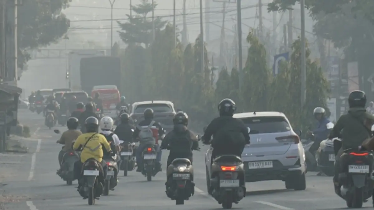 Kendaraan melintas di jalan Kaharuddin Nasution ketika kabut tipis tampak menyelimuti Kota Pekanbaru, Rabu (12/8/2026) pagi. (MHD AKHWAN/RIAUPOS)