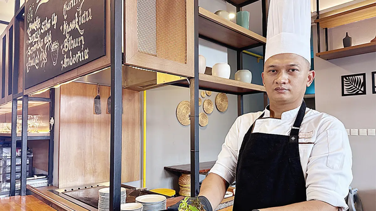 Koki Batiqa Hotel Pekanbaru saat memperlihatkan menu favorit. Foto diambil belum lama ini.