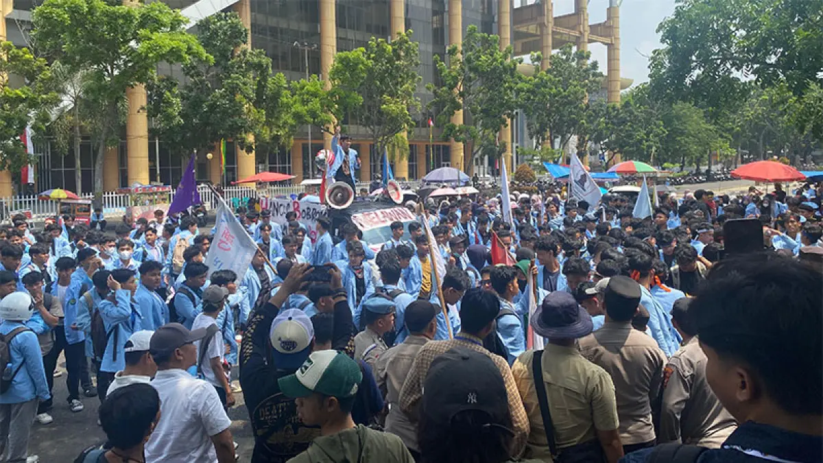 Mahasiswa Unri melakukan aksi demonstrasi di gerbang samping Kantor Gubernur Riau, Rabu (12/8/2026). Ft Soleh Saputra