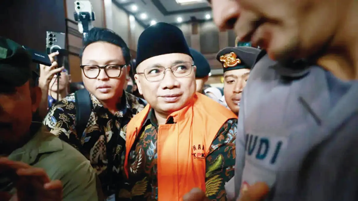 Mantan Menteri Agama Yaqut Cholil Qoumas dikawal petugas usai menjalani sidang dakwaan dugaan korupsi kuota haji di Pengadilan Tipikor Jakarta, Selasa (11/8/2026). (Dery Ridwansyah/JPG)
