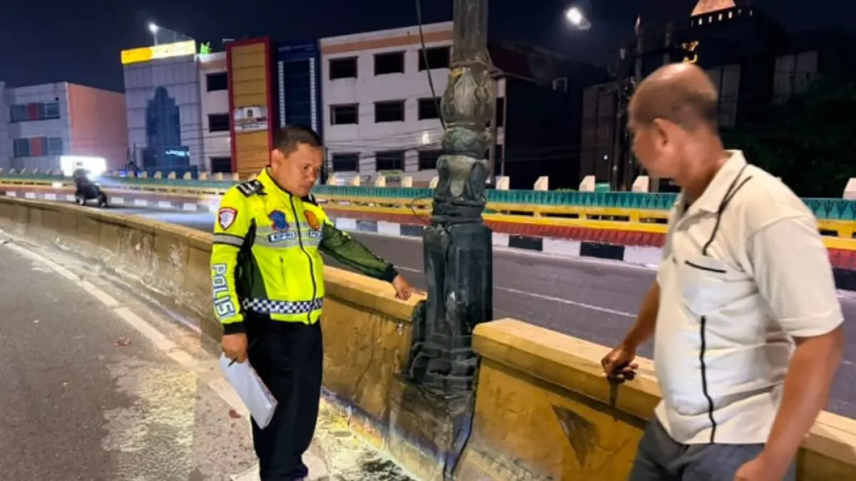 OLAH TKP: Petugas polisi melakukan olah TKP di pangkal jembatan flyover Jalan Jenderal Sudirman simpang Jalan Imam Munandar, Kecamatan Bukitraya, Selasa (11/8/2026) dini hari.(Satlantas Polresta Pekanbaru untuk riau pos)