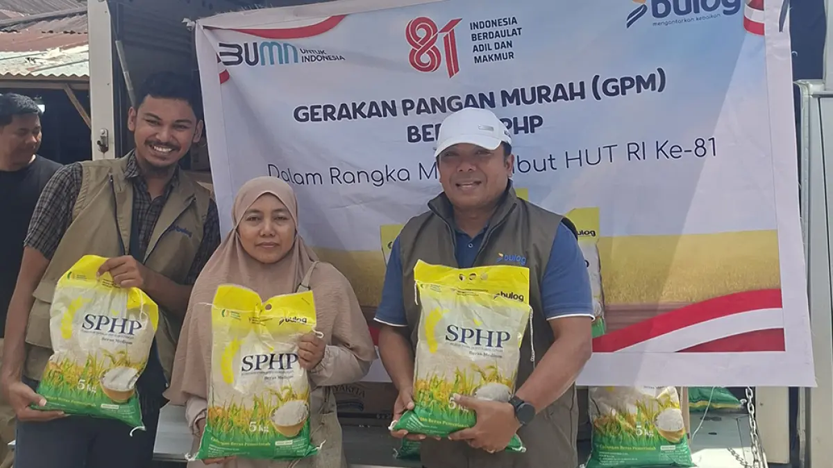 PANGAN MURAH: Pegawai Perum Bulog Kantor Cabang Rengat menjual beras SPHP melalui Program Pangan Murah bersempena HUT ke- 81 RI di Rengat, Selasa (11/8/2026).(Bulog Rengat untuk riau pos)