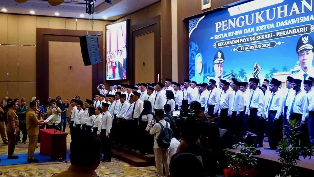 PENGUKUHAN: Wali Kota Pekanbaru Agung Nugroho mengukuhkan 225 ketua RT/RW se-Kecamatan Payung Sekaki, Selasa (11/8/2026). (pemko pekanbaru untuk riau pos)
