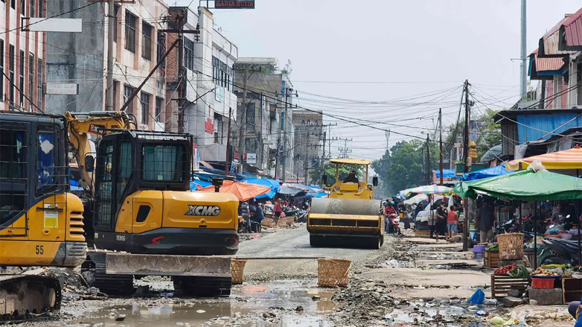 PERBAIKAN JALAN: Sejumlah alat berat diturunkan untuk melakukan perataan Jalan Teratai, Pekanbaru, Selasa (11/8/2026). (EVAN GUNANZAR/RIAU POS)