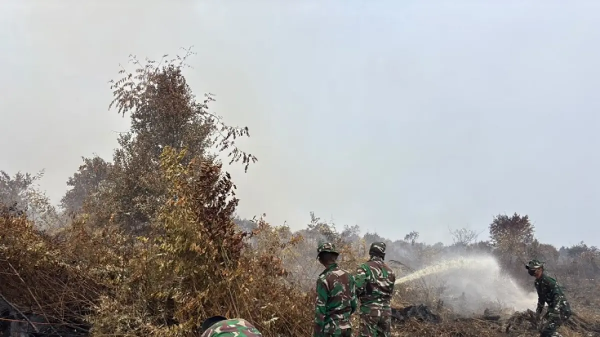 Personel Yonif TP 850/SC saat melakukan pemadaman Karhutla di Desa Sungai Guntung Hilir Kecamatan Rengat, Selasa (11/8/2/26). (Yonif TP 850/SC)