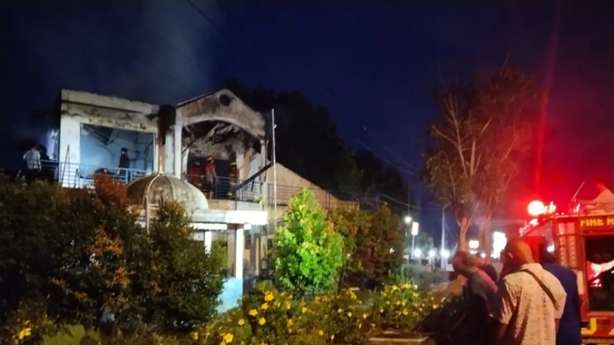 Personil Damkarmat Rohil melakukan pendinginan di bangunan yang terbakar di Batu Enam, Bagansiapiapi, Rabu (12/8/2026) malam. (Zulfadhli/Riaupos.co)