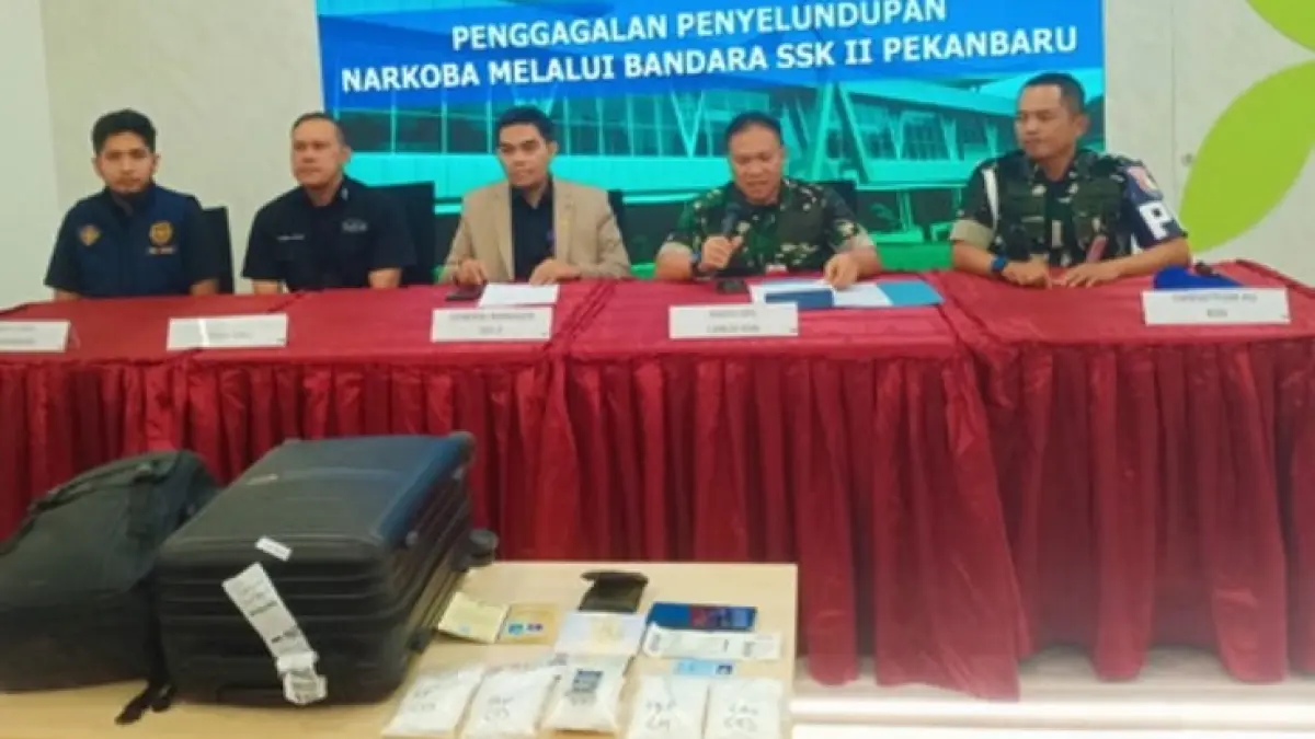 Petugas di Bandara SSK II Pekanbaru Gagalkan Penyelundupan 1 Kilogram Sabu tujuan Jakarta, Selasa (11/8/2026). (Istimewa)