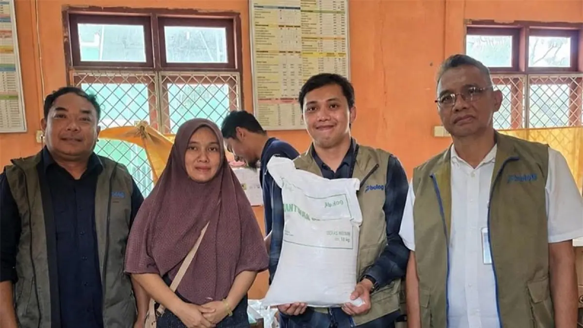 Pihak Bulog Rengat saat menyalurkan Bapang beras pada periode sebelumnya kepada penerima. (Foto Bulog Rengat)