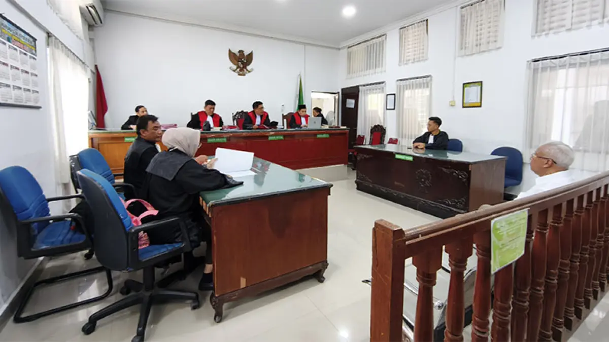 Rida K Liamsi saat menjalani persidangan di Pengadilan Negeri Pekanbaru, Rabu (12/8/2026). (EVAN GUNANZAR/RIAUPOS.CO)