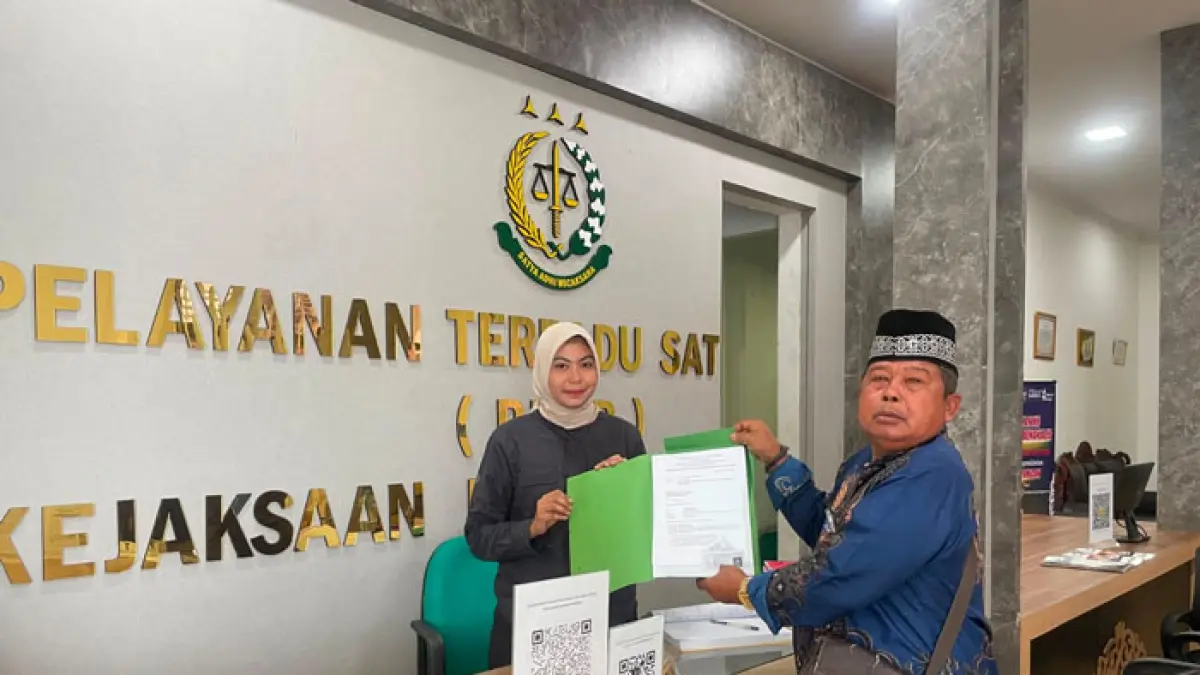 Sumardiyono, tokoh masyarakat sekaligus Ketua LPMD Darul Aman menyerahkan berkas laporan dugaan korupsi kepada petugas Pelayanan Terpadu Satu Pintu Kejari Bengkalis, Rabu (12/8/2026). (Istimewa)
