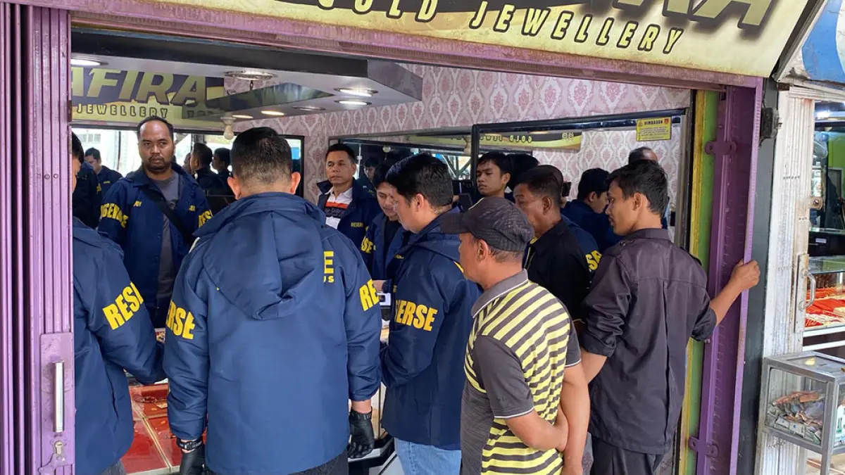 Tim Direktorat Kriminal Khusus Polda Riau saat melakukan penggeledahan di Toko Emas Syafira, Jalan Pasir Putih, Kecamatan Siak Hulu, Kabupaten Kampar, Selasa (11/8/2026). (Polda Riau Untuk Riau Pos)

