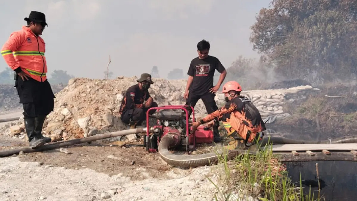 Tim TRC BPBD Kabupaten Kampar bersama satgas gabungan memadamkan api yang membakar lahan di Desa Rimbo Panjang, Kecamatan Tambang, Rabu (12/8/2026). (BPBD Kampar untuk Riaupos.co)