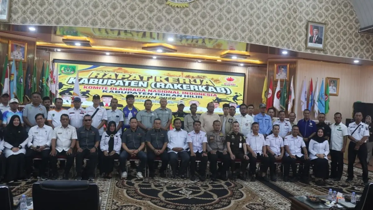 Waka I KONI Riau Khairul Fahmi, Ketum KONI Rohil Riwansyah dan jajaran pengurus, Forkopimda, bersama pengurus cabor se-Rohil usai pembukaan rakerkab KONI Rohil 2026 di Bagansiapiapi, Rabu (11/8/2026). (Zulfadhli/Riaupos.co)