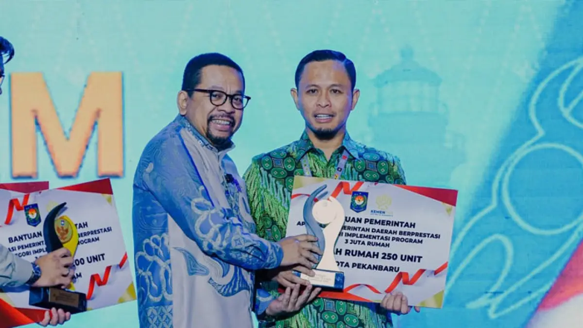 Wako Pekanbaru Agung Nugroho menerima penghargaan Juara II Program 3 Juta Rumah dari Kepala Badan Komunikasi Pemerintah (Bakom) Muhammad Qodari, Rabu (12/8/2026) di Batam. (Istimewa)