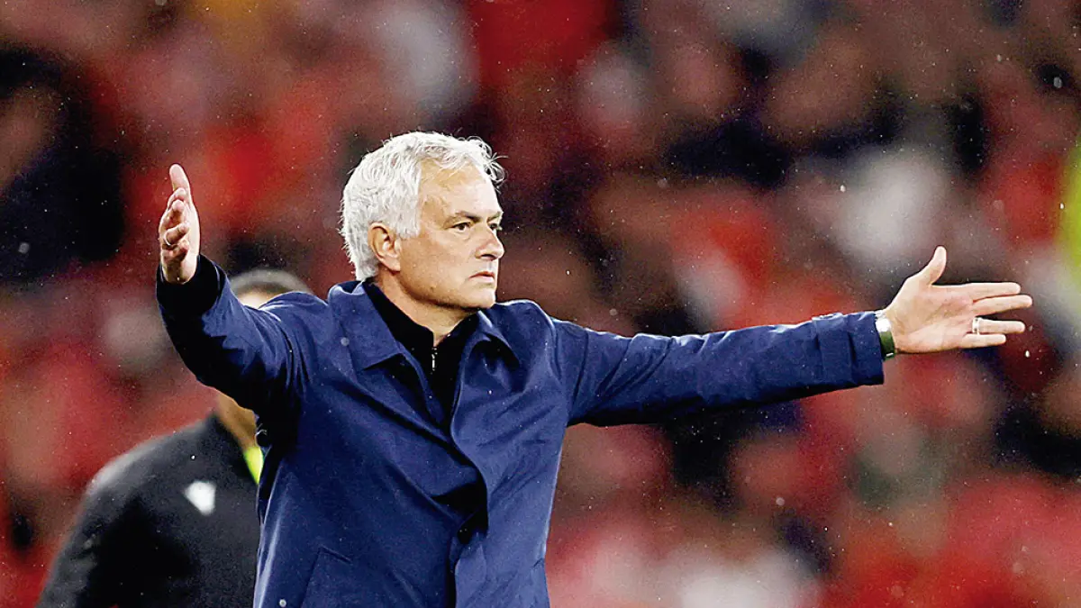 Pelatih Real Madrid Jose Mourinho (kiri) dan pelatih Atletico Madrid Diego Simeone (kanan) saat mendampingi timnya bertanding. Kompetisi LaLiga 2026-2027 akan Kick Of pada akhir pekan ini, derbi tim sekota antara Real Madrid melawan Atletico Madrid akan mengawali pertandingan LaLiga 2026-2027. (afp)