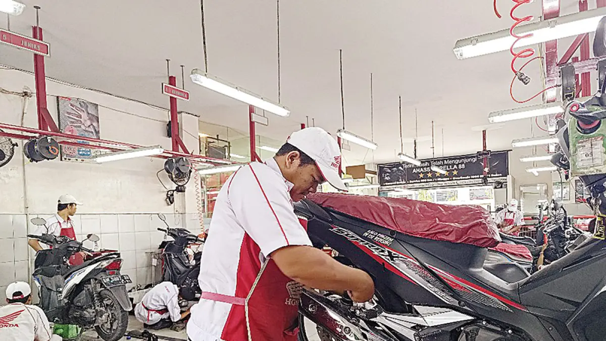 Karyawan bengkel resmi Astra Honda Authorized Service Station saat melakukan service sepeda motor, Rabu (12/ 8/2026). Memperingati Hari Ulang Tahun (HUT) ke-81 Kemerdekaan Republik Indonesia, PT Capella Dinamik Nusantara (Capella Honda) Riau menghadirkan promo Gebyar Kemerdekaan.