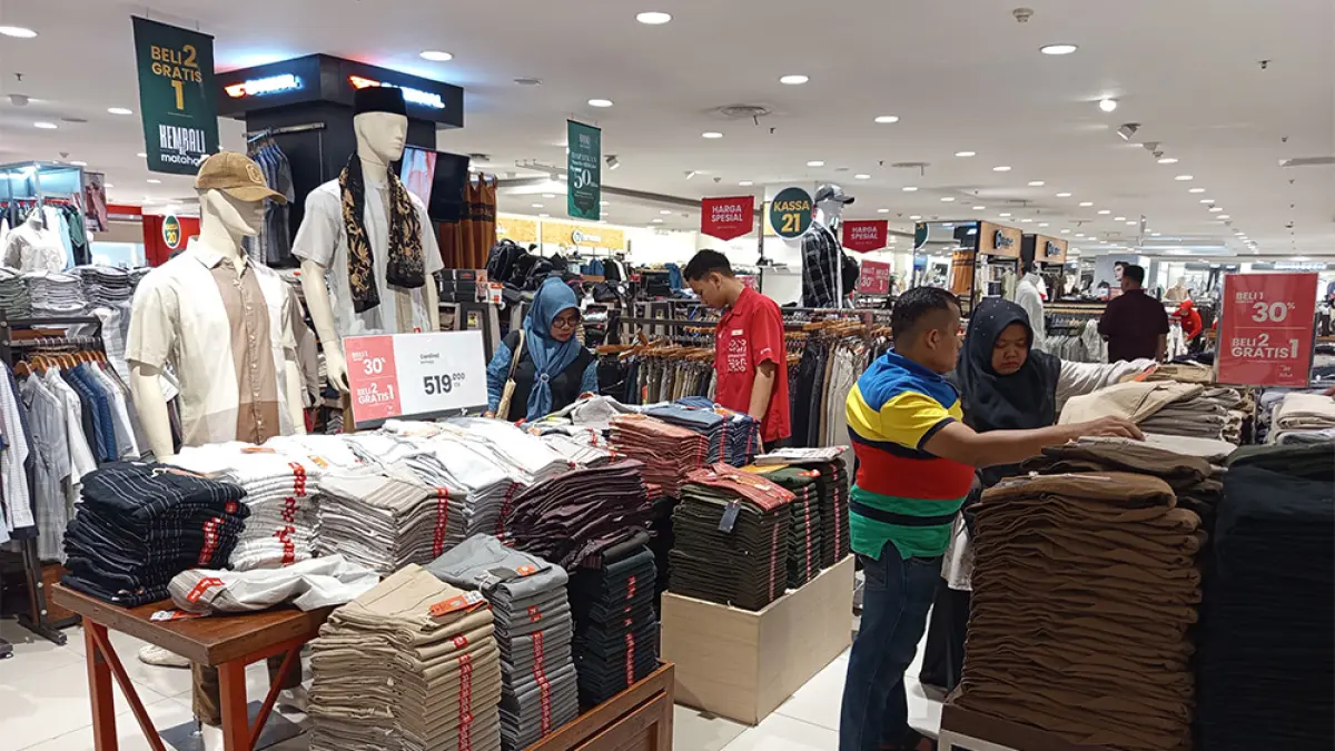  Warga berbelanja keperluan di salah satu pusat perbelanjaan ritel di Kota Pekanbaru, beberapa waktu lalu. Berdasarkan Survei Penjualan Eceran (SPE) Juni 2026, Bank Indonesia (BI) mencatat penjualan ritel 2026 terkontraksi -3,0 persen yoy. (MHD AKHWAN/RIAU POS)