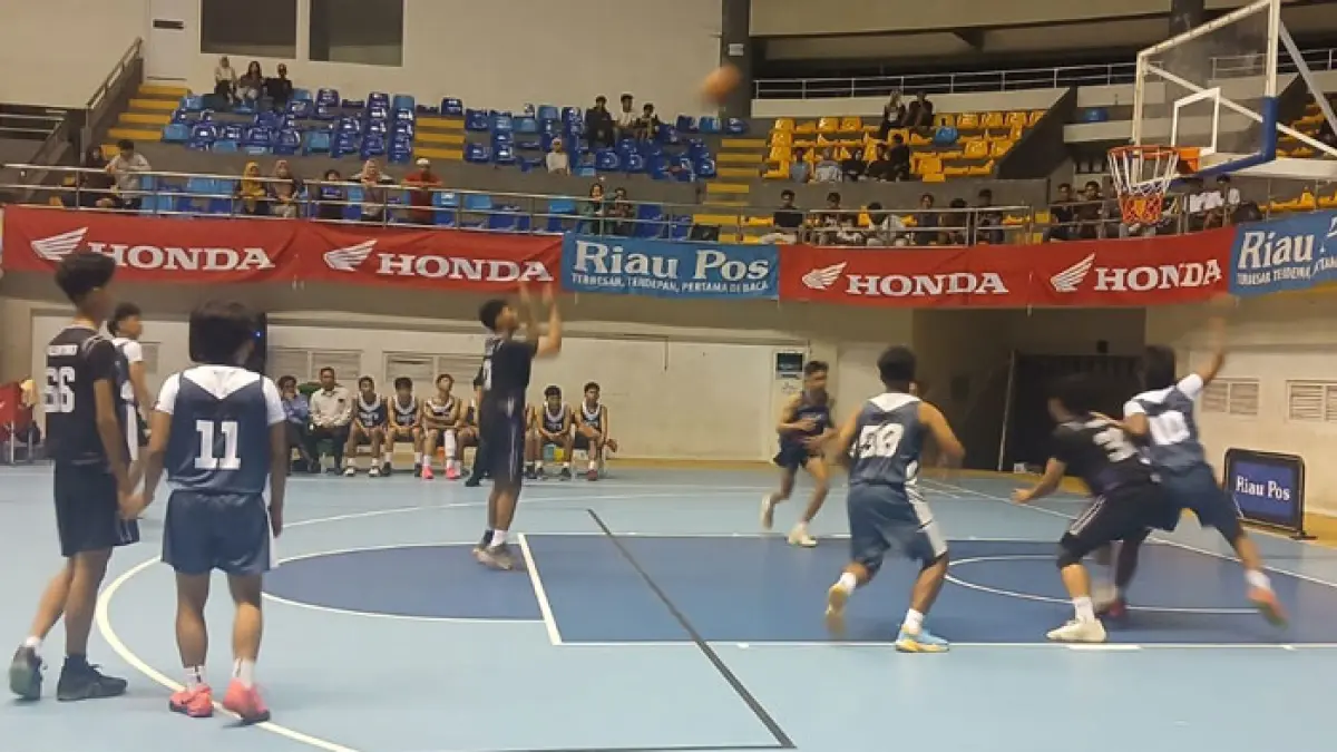 Tim basket putra SMAN 1 Bangkinang (kostum hitam) memastikan langkah ke babak semifinal Riau Pos-HSBL 2026 Seri Bangkinang usai SMAN 1 Ujung Batu dengan skor 49-27 dalam pertandingan yang berlangsung sengit di Hall A Sport Centre Bangkinang, Kamis (13/8/2026). (Kamaruddin/Riaupos.co)