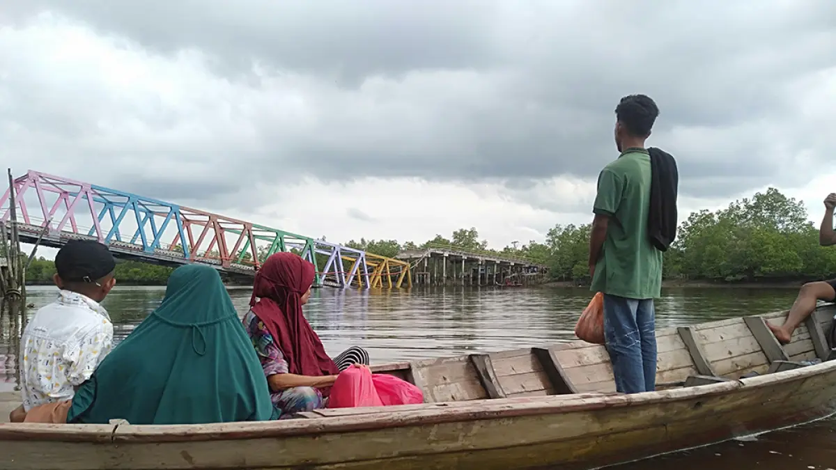 AMBRUK: Kondisi Jembatan Panglima Sampul di Kecamatan Tebingtinggi Barat, Kabupaten Kepulauan Riau, pasca-ambruk di Sugai Perumbi, beberapa waktu lalu.(Wira saputra/riau pos)