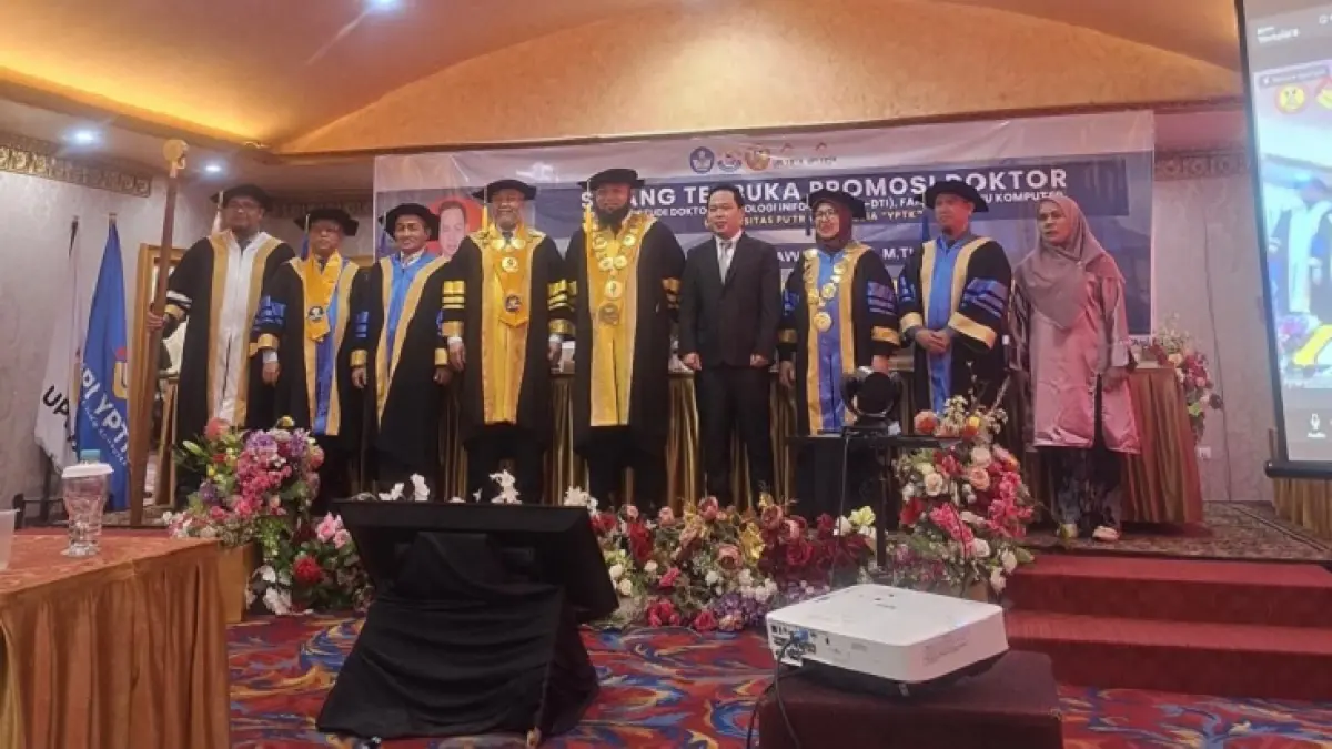 Asssoc Prof Dr Yuda Irawan MTI MTA foto bersama dewan penguji usai sidang terbuka Doktor, Kamis (13/8/2026).(UPI untuk Riau Pos)