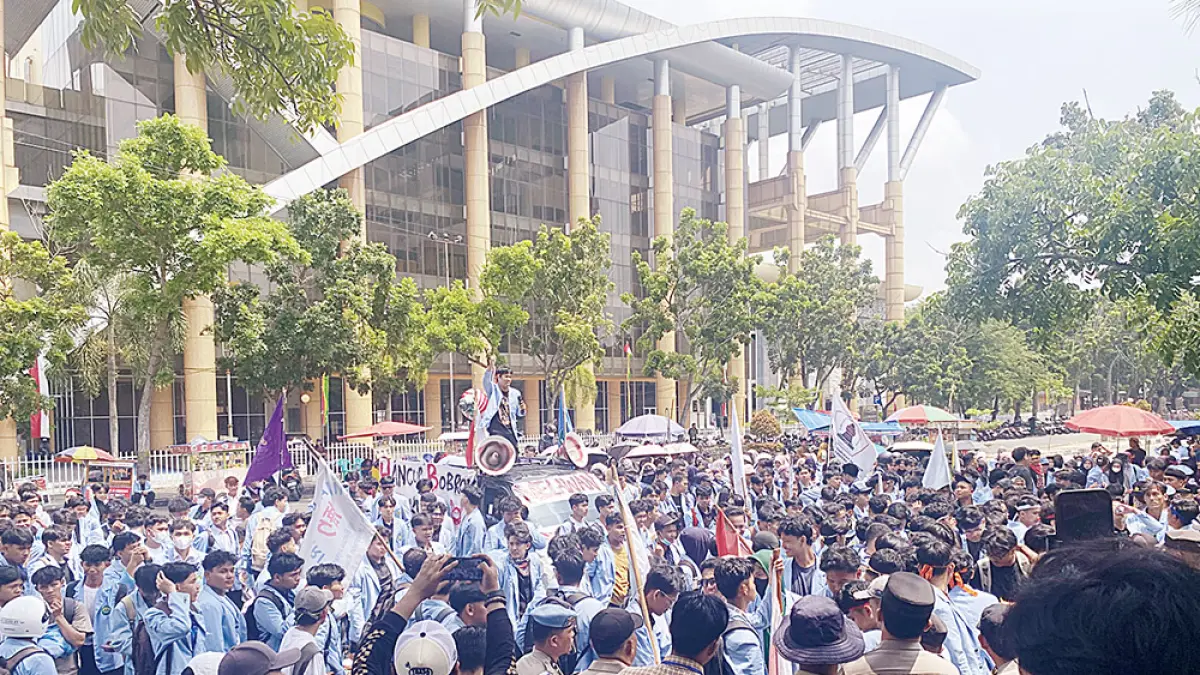 DEMO: Ratusan mahasiswa Universitas Riau melakukan aksi demonstrasi di gerbang Kantor Gubernur Riau, Rabu (12/8/2026). Para mahasiswa menuntut agar pemerintah segera mencairkan dana beasiswa dan menyelesaikan persoalan karhutla. (soleh Saputra/riau pos)