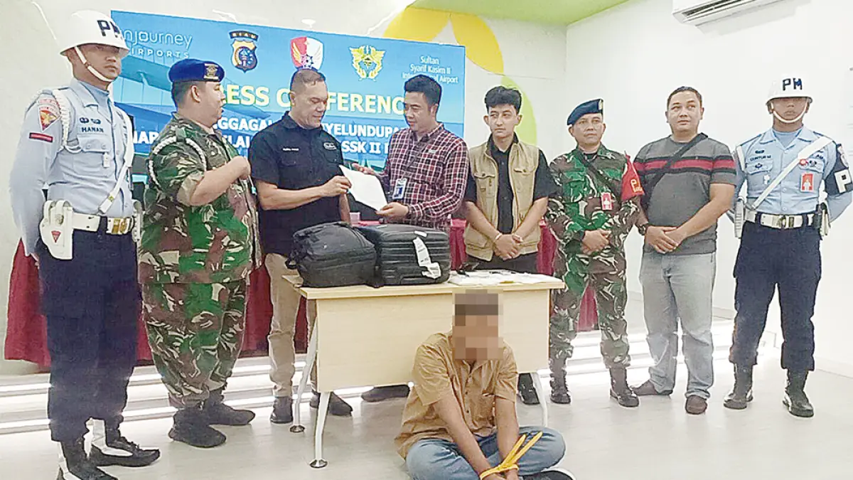 EKSPOSE: Petugas melakukan ekspose pengungkapan kasus narkoba di Bandara SSK II Pekanbaru dengan  satu orang tersangka, Selasa (11/8/2026). (Dofi Iskandar/riau pos)