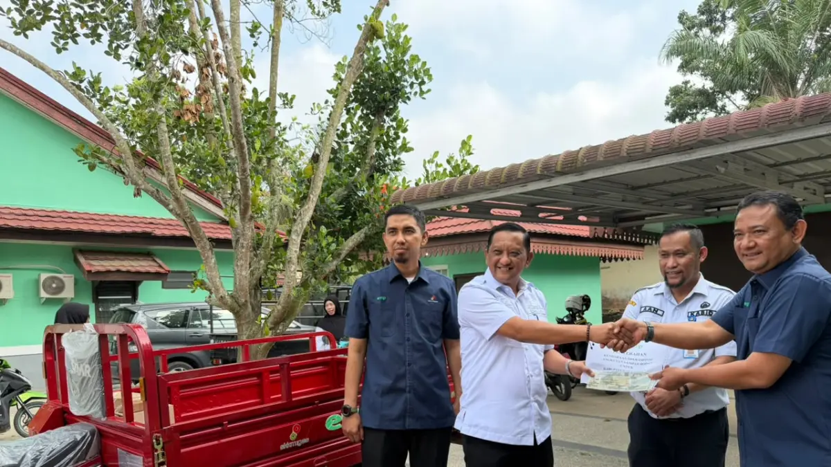 EMP Bentu Limited menyerahkan kendaraan pengangkut sampah yang diterima Kepala DLH Pelalawan, Eko Novitra, di Pangkalan Kerinci (12/8/2026)