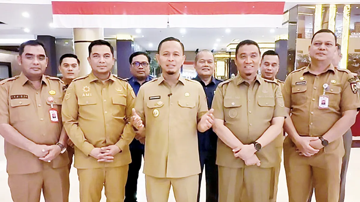BERI KETERANGAN: Wali Kota Pekanbaru Agung Nugroho didampingi Wawako Pekanbaru Markarius Anwar dan jajaran OPD Pemko Pekanbaru memberikan keterangan perihal tambahan dana transfer dari pemerintah pusat, Selasa (11/8/2026). (Pemko pekanbaru untuk riau pos)