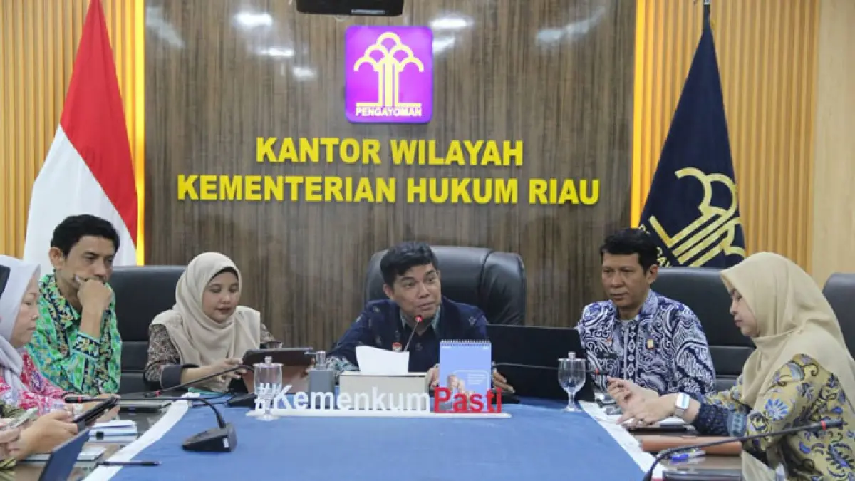 Kakanwil Kemenkum Riau Rudy Hendra Pakpahan (tengah) memimpin rapat Persiapan Evaluasi Zona Integritas Menuju WBBM Tahun 2026, Kamis (13/8/2026). (Humas Kanwil Kemenkum Riau untuk Riaupos.co)