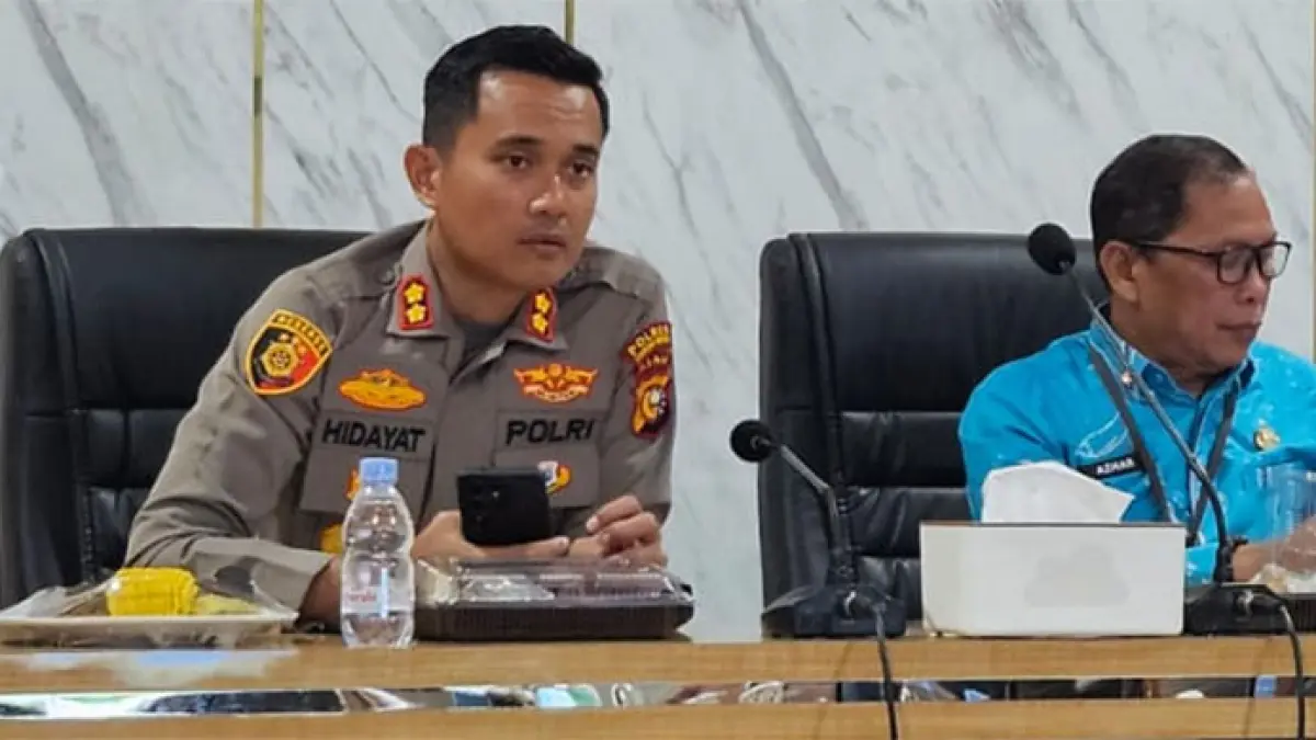 Kapolres Kuansing AKBP Hidayat Perdana SH SIK MH bersama Asisten III Drs Azhar MM memimpin rapat persiapan pacu jalur, Kamis (13/8/2026) di Mapolres Kuansing. (Istimewa)