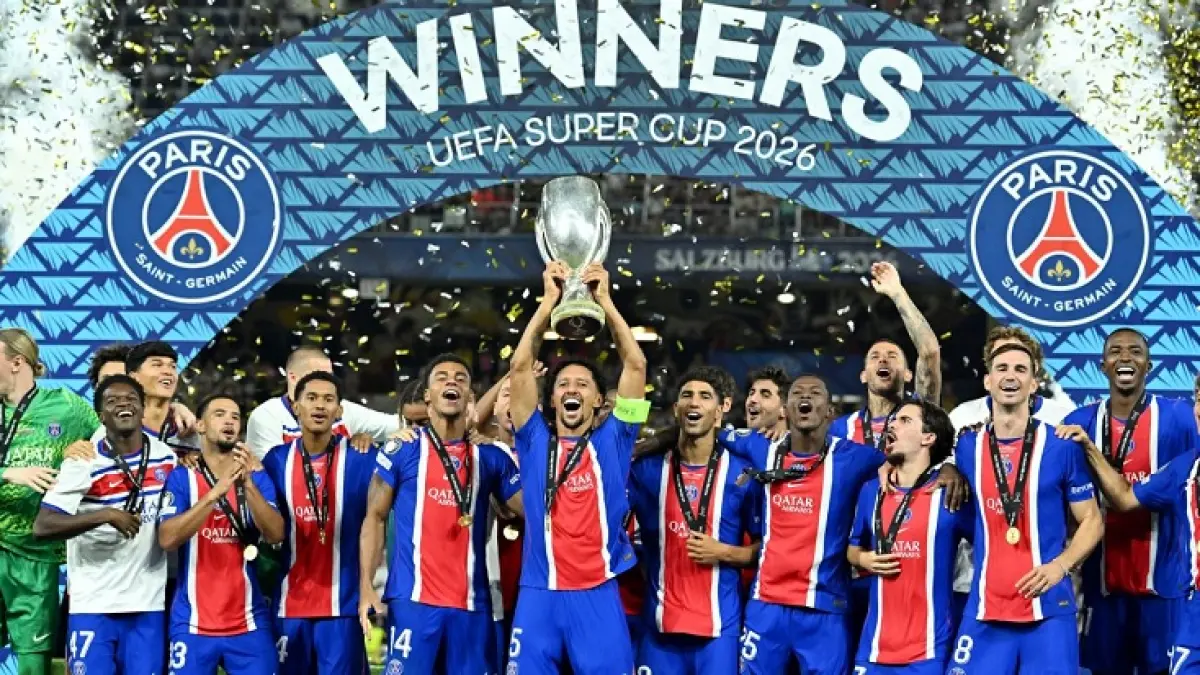 Kapten Paris Saint-Germain, Marquinhos, mengangkat trofi Piala Super UEFA setelah kemenangan timnya atas Aston Villa.(Sebastian Widmann - UEFA/UEFA via Getty Images)