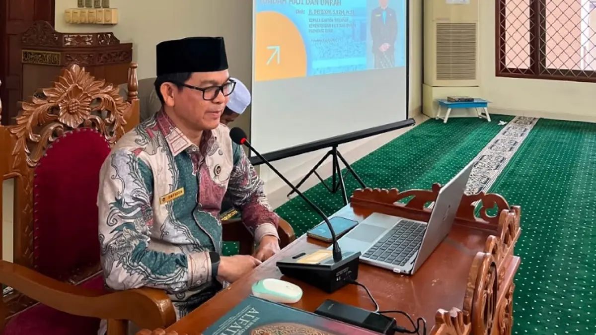Kepala Kantor Wilayah Kementerian Haji dan Umrah Provinsi Riau, Defizon saat hadir di kegiatan manasik haji, di Masjid Fatimah Komplek Paus Flower. (Istimewa)