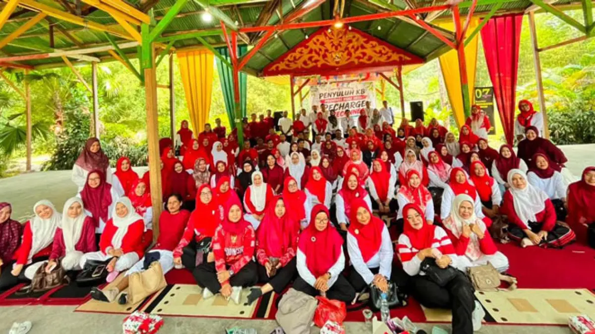 Kepala Perwakilan BKKBN Riau Mhd. Irzal, SE, M.E, dan Ketua Umum DPD IPeKB Provinsi Riau periode 2023–2027, Sri Rezeki, S.I.Kom foto bersama seluruh penyuluh KB SE Provinsi Riau di Alam Mayang Pekanbaru, Rabu (12/8/2026). (Prapti Dwi Lestari/Riaupos.co)