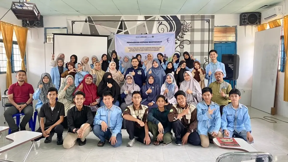 Ketua dan anggota tim pengabdian Universitas Riau berfoto bersama guru dan siswa MAN 1 Kepulauan Meranti usai peluncuran LMS, Jumat (7/8/2026). (Unri Untuk Riau Pos)