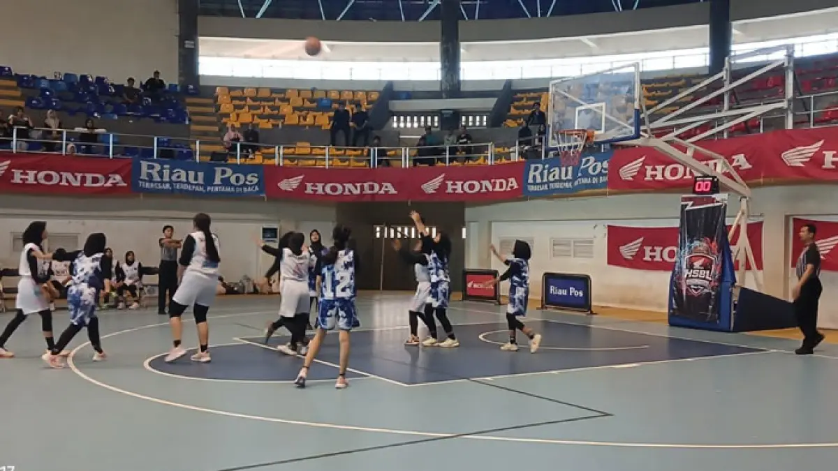 Tim basket putri SMAN 2 Bangkinang (kostum biru) berhasil melaju ke babak semifinal Riau Pos-Honda Student Basketball League (HSBL) 2026 Seri Bangkinang usai mengalahkan SMAN 1 Tambang di Hall A Sport Centre Bangkinang, Kamis  (13/8/2026). (Kamaruddin/Riaupos.co)
