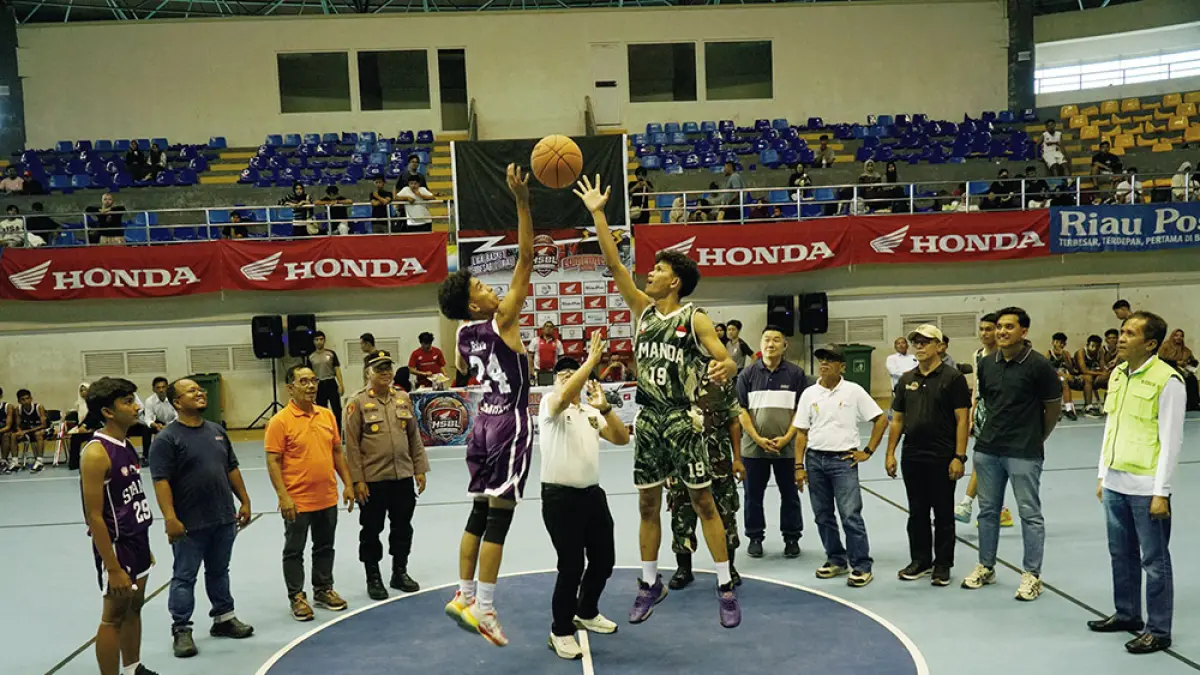  Pebasket  SMAN 2 Bangkinang (hijau)  berebut bola dengan pebasket  SMAN 1 Tandun (hitam) pada gelaran Riau Pos-Honda HSBL 2026 Bangkinang Series&nbsp; di&nbsp; Hall A Sport Center Bangkinang,  Kampar,  Rabu (12/8/2026).  (MHD AKHWAN/RIAU POS)
