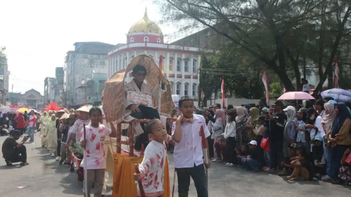 Penampilan dari pelajar yang menarik perhatian, menampilkan peristiwa epik perjuangan pahlawan nasional Jenderal Sudirman yang bergerilya ditandu pasukan, pada pawai karnaval di Bagansiapiapi, Kamis (13/8 kemarin. (Zulfadhli/Riaupos.co)
