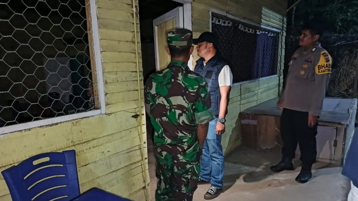 Personel Polsek Kuantan Mudik dan Koramil Kuantan Mudik melakukan pengecekan warung remang-remang di Kawasan Bukit Betabuh Desa Kasang Kecamatan Kuantan Mudik, Rabu (12/8/2026) malam. (Polsek Kuantan Mudik)