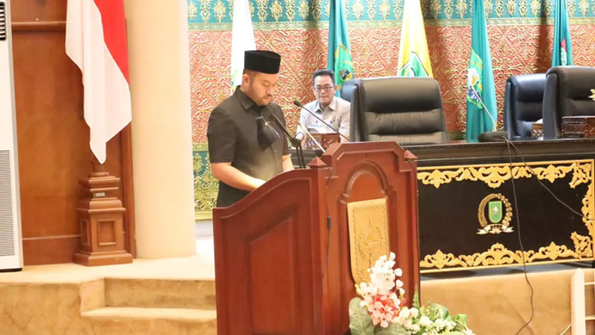 Sekretaris Komisi I DPRD Riau Amal Fathullah saat membacakan nama-nama komisioner KI dan KPID terpilih, Kamis (13/8/2026). (Istimewa)