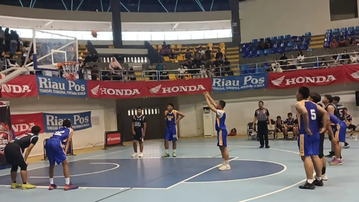 Tim basket putra SMAN Plus Riau (kostum biru) memastikan tiket ke babak semifinal Riau Pos-HSBL 2026 Seri Bangkinang. Kepastian itu diraih setelah menundukkan SMAN 1 Tambang di Hall A Sport Centre Bangkinang, Kamis (13/8/2026). (Kamaruddin/Riaupos.co)